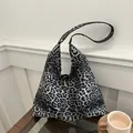 Stijlvolle hobo schoudertas met grijze luipaardprint en ruime binnenkant voor werk - Zwart