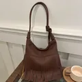 Dunkelbraune Vintage Hobo-Tasche mit Quasten und Knotengurt aus strukturiertem Leder - Braun