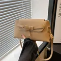 Sac bandoulière kaki chic avec boucle de ceinture et finitions dorées élégantes - Kaki