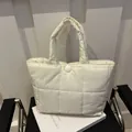 Λευκή καπιτονέ νάιλον τσάντα tote με μαγνητικό κούμπωμα για καθημερινή μετακίνηση - Λευκό