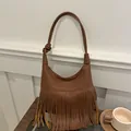 Braune Tragetasche aus strukturiertem Leder mit Fransen und Knotendetail am Gurt - Braun