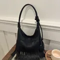 Bolso hobo negro de cuero granulado con detalles de flecos y correa de hombro anudada - Negro