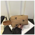 Khaki gewatteerde mini clutch tas met zwarte strik borduursel en handgreepband - Khaki