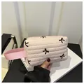 Hellrosa gesteppte Mini-Handtasche mit schwarzen Schleifenstickereien und Griff - Rosa
