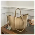 Detailopname van beige imitatielederen draagtas met litchi-textuur en trekkoordjes - Khaki