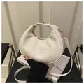 Borsa a mezzaluna intrecciata bianca con chiusura dorata e tracolla rimovibile - Bianco