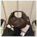 Borsa hobo a mezzaluna intrecciata marrone scuro con dettagli dorati e tracolla - caffè