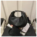 Sac demi-lune noir en cuir tressé avec détails dorés et bandoulière réglable - Noir