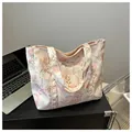 Bolso tote de lona blanco crema con estampado de flores rosas, amplio para uso diario - Rosa