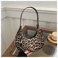 Trendige Halbmond-Tasche mit Leopardenmuster, schwarzem Reißverschluss und Silberdetails - Dunkelbraun