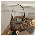 Modische Halbmond-Tasche mit Leopardenmuster, Tragegriff und silbernen Beschlägen - Kaffeebraun