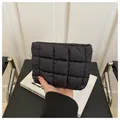 Bolso de mano minimalista acolchado en plumón negro con suave diseño de cuadros - Negro
