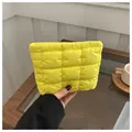 Neceser acolchado minimalista en color amarillo brillante para el almacenamiento diario - Amarillo