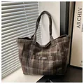 Bolso tote de lana con cuadros escoceses marrón y azul y bolsillo delantero - café