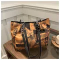 Grande borsa tote arancione con stampa graffiti nera e tracolle a catena d'argento - Arancione