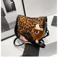 Modische Umhängetasche mit Leopardenmuster, schwarzen Lederriemen und Plüschtier-Anhänger - Mit Anhänger / Dunkelbraun Leopard