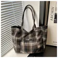 Bolso tote vintage a cuadros marrones con correas dobles al hombro de estilo retro - Negro