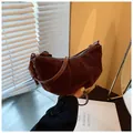 Borsa a tracolla croissant in pelle scamosciata marrone con dettagli pieghettati - caffè