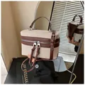 Sac boîte tissé beige avec bordure en cuir marron et bandoulière réglable - Café