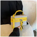 Sac boîte bicolore jaune et crème en toile texturée avec détails en cuir - Jaune