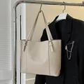 Modische cremefarbene Leder-Einkaufstasche mit Gold-Logo für den Alltag - Gebrochenes Weiß