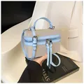 Sac boîte chic en toile beige et cuir bleu clair avec de jolis glands décoratifs - Bleu