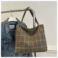 Bolso tote a cuadros marrones y beige de tela tejida con correas anchas de hombro - Marrón Oscuro