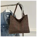 Bolso tote grande con estampado de pata de gallo marrón y negro con líneas rojas finas - café