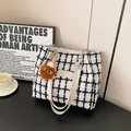 Geruite tweed shopper met beige leren handvatten en een pluche monster hanger - Met Hanger / Wit