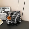 Grote shopper met houndstooth-patroon, kettingriem en bruine pluche monster-tashanger - Met Hanger / Zwart