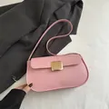 Sac à épaule chic en cuir rose avec fermoir doré carré et rabat de fermeture - Rose