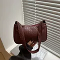 Sac à bandoulière tressé bordeaux minimaliste avec silhouette ronde et fermeture éclair dorée - Brun Foncé