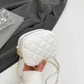 Weiße gesteppte Mini-Umhängetasche mit goldener Kette und Reißverschluss-Details - Weiß