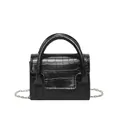 Petit sac carré noir à motif crocodile avec bandoulière chaîne sur fond blanc immaculé - Noir