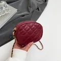 Mini burgunderrote Stepptasche in ovaler Form mit goldener Kette als Umhängetasche - Burgunderrot