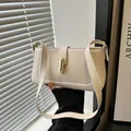 Bolso de hombro rectangular de cuero beige minimalista con hebilla dorada elegante - Blanco