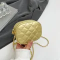 Mini-Umhängetasche in Gold mit Steppmuster, Metallkette und luxuriösem Finish - Gold