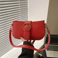 Sac à bandoulière rectangulaire rouge minimaliste avec boucle fer à cheval dorée - Rouge
