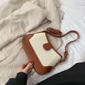 Retro-Unterarmtasche aus cremeweißem Canvas und braunem Leder mit verstellbarem Gurt - Braun