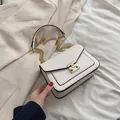 Chice cremeweiße Umhängetasche mit goldener Kette und quadratischem Metallverschluss - Weiß