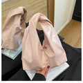 Minimalistische Plissee-Eimertasche in Hellrosa mit einzigartigem Knotengriff aus PU - Rosa