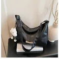 Grote zwarte leren draagtas met een witte pluche wolk hanger en logo riem - Met Hanger / Zwart