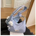 Lichtblauwe nylon hobo tas met verstelbare riem en wit wolkje als decoratief item - Met Hanger / Blauw