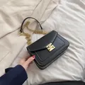 Schwarze Vintage-Umhängetasche aus Leder mit goldener Kette und weißen Nähten - Schwarz