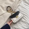 Schicke Umhängetasche in Schwarz und Creme mit goldener Kette und Verschluss - Schwarz und Weiß