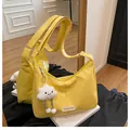 Gele hobo tas met grote capaciteit en een schattige witte wolken pluche hanger - Met Hanger / Geel