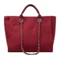 Primer plano del bolso tote de lona roja con textura tejida y cadena de plata - Rojo