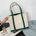 Πάνινη τσάντα tote σε μπεζ με σκούρο πράσινο τελείωμα και ενισχυμένες λαβές - Πράσινο