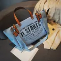Hellblaue Canvas Tragetasche mit braunen Ledergriffen und verstellbarem Schultergurt - Blau