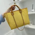 Bolso tote de lona amarillo brillante con textura tejida y correas de cuero marrón - Amarillo